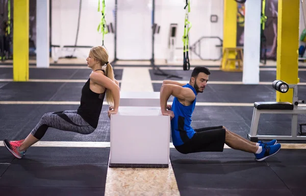 Ungt Par Idrottare Tränar Armarna Med Lådor Cross Fitness Gym — Stockfoto