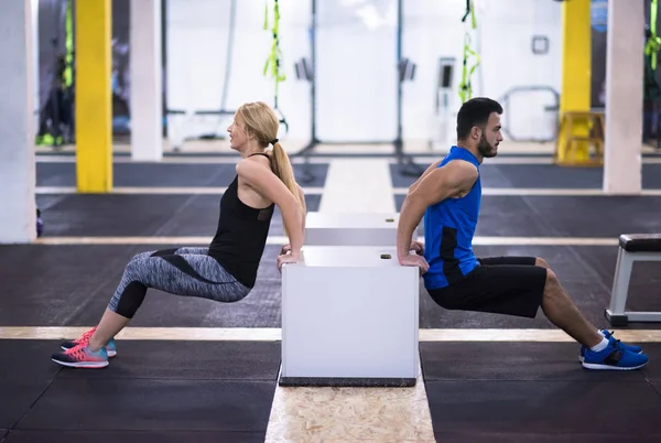 Jóvenes Atletas Pareja Ejercitando Sus Brazos Usando Cajas Gimnasio Cross — Foto de Stock