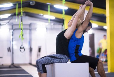 Genç çift sporcular çalışma kollarını kutuları, kullanma dışarı jimnastik çapraz