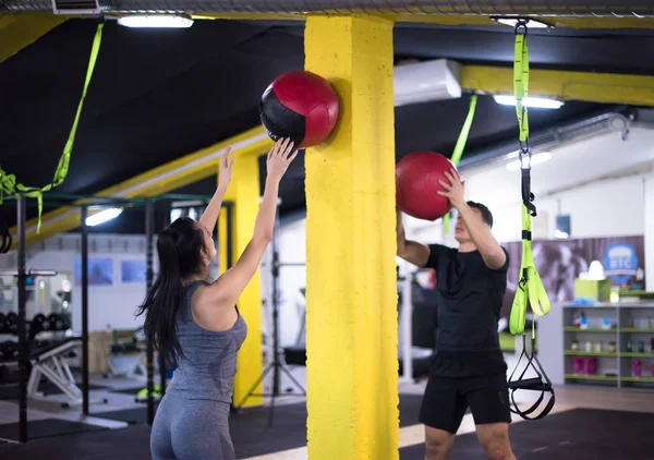 Jovens Atletas Casal Exercitando Com Bola Médica Ginásio Cross Fitness — Fotografia de Stock