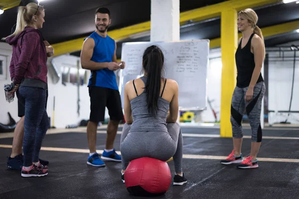 Trainingskurse Gruppe Junger Athleten Erhält Vor Dem Training Der Crossfitness — Stockfoto