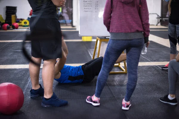 Curso Treinamento Grupo Jovens Atletas Recebendo Instruções Treinador Antes Exercício — Fotografia de Stock