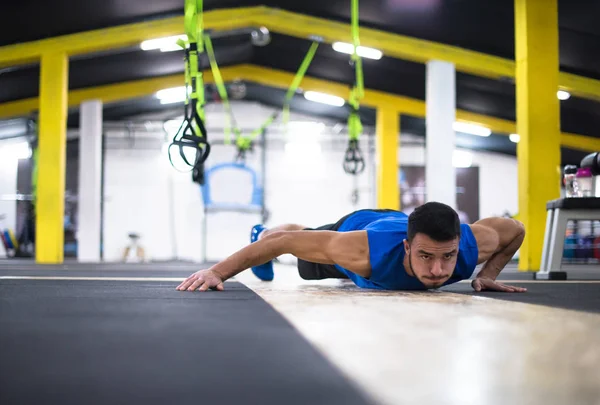 Jovem Homem Forte Fazendo Flexões Ginásio Cross Fitness — Fotografia de Stock