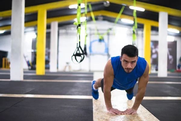 Jonge Sterke Man Doen Pushups Grensoverschrijdende Fitness Gym — Stockfoto