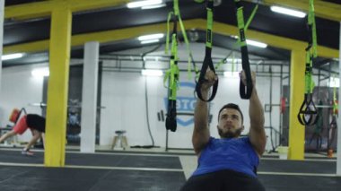 Genç sporcu spor salonunda çalışıyor.