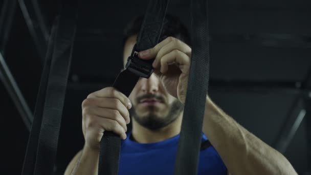 Joven Atleta Hombre Haciendo Ejercicio Gimnasio Cross Fitness — Vídeo de stock