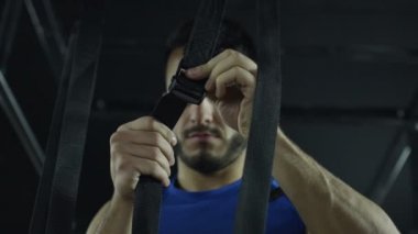 Genç sporcu spor salonunda çalışıyor.