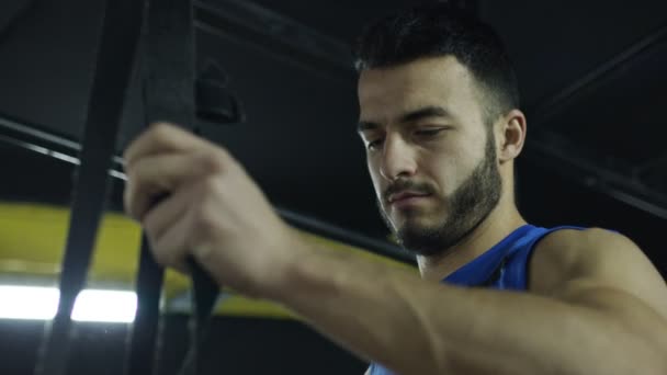 Joven Atleta Hombre Haciendo Ejercicio Gimnasio Cross Fitness — Vídeo de stock