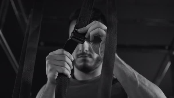 Joven Atleta Hombre Haciendo Ejercicio Gimnasio Cross Fitness — Vídeos de Stock