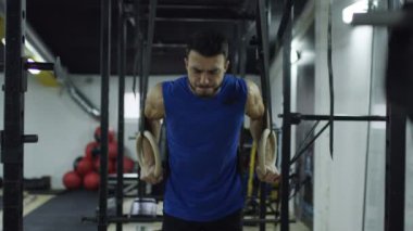 Genç sporcu spor salonunda çalışıyor.