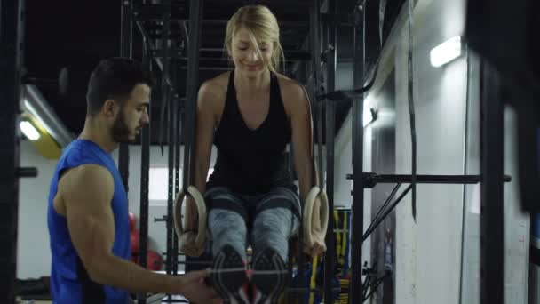 선수인 여성이 크로스 체육관에서 트레이너와 만드는 — 비디오