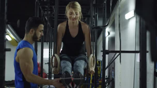 Jovem Atlético Mulher Exercitando Com Personal Trainer Anéis Ginástica Ginásio — Vídeo de Stock