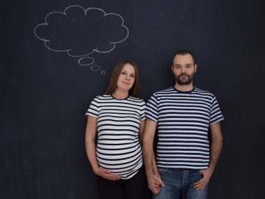 karı koca siyah tebeşir çizim kurulu karşı poz hamile portresi