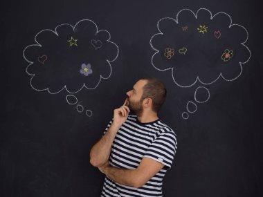 Onları siyah bir kara tahta yazma onun doğmamış bebek için adları hakkında düşünme genç gelecekteki baba