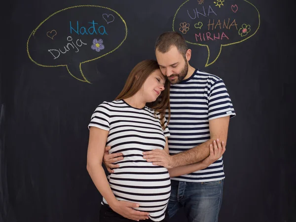 Portret Van Man Zwangere Vrouw Poseren Tegen Zwart Krijt Tekentafel — Stockfoto