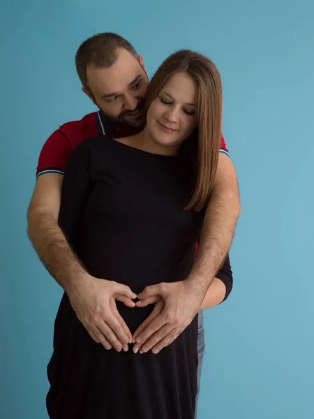 Porträt Eines Glücklichen Jungen Paares Mann Hält Seinen Schwangerschaftsbauch Isoliert — Stockfoto