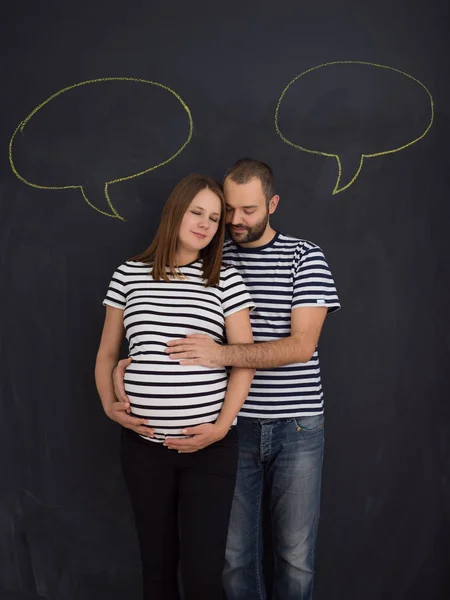 Portret Van Man Zwangere Vrouw Poseren Tegen Zwart Krijt Tekentafel — Stockfoto