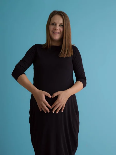 Porträtt Glad Gravid Kvinna Med Händerna Magen Isolerade Över Blå — Stockfoto
