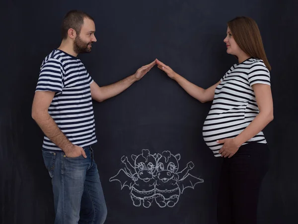 チョーク ボード上の子供と将来の生活について想像力を描画妊娠中のカップルの概念的な写真 — ストック写真
