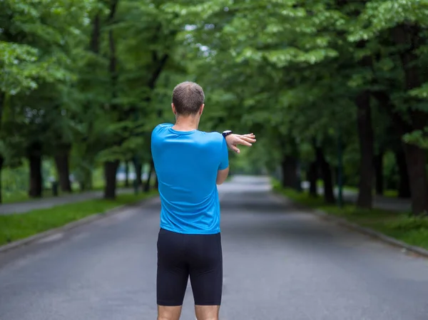 Corredor Masculino Saludable Calentamiento Estiramiento Parque Ciudad Antes Del Entrenamiento — Foto de Stock