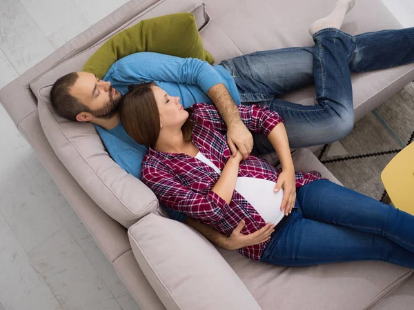 Evde Kanepe Kanepede Rahatlatıcı Mutlu Hamile Çiftin Üstten Görünüm — Stok fotoğraf