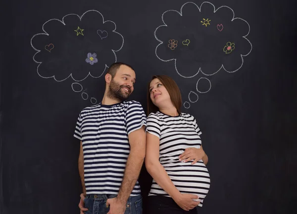 对黑粉笔画板的丈夫和怀孕妻子画像 — 图库照片