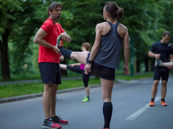 Sağlıklı Koşucular Isınıyor Sabah Antrenmanından Önce Şehir Parkında Esniyorlar — Stok fotoğraf