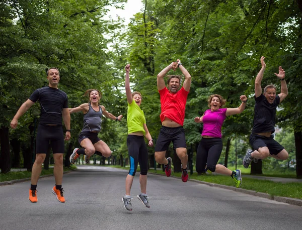 Gruppe Gesunder Läufer Springt Beim Vormittagstraining Stadtpark Die Luft — Stockfoto