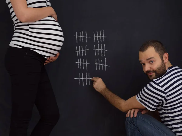 Giovane Coppia Incinta Racconta Settimana Gravidanza Scriverli Con Gesso Sulla — Foto Stock