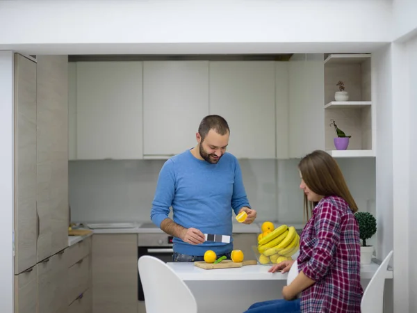 Joven Embarazada Pareja Cocinar Alimentos Fruta Jugo Limón Cocina Estilo —  Fotos de Stock