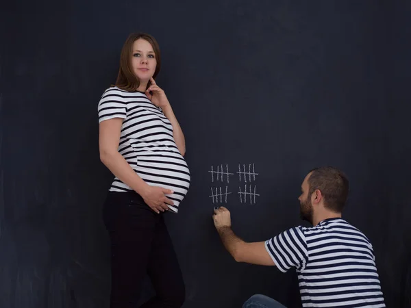 Giovane Coppia Incinta Racconta Settimana Gravidanza Scriverli Con Gesso Sulla — Foto Stock