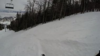 GoPro göğüs Dağı kayakçı ekstrem ormandaki taze kar kar kış kayak