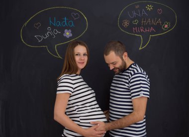 karı koca siyah tebeşir çizim kurulu karşı poz hamile portresi