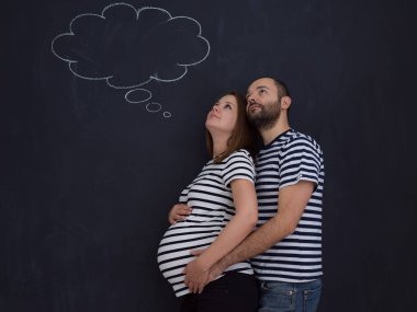 karı koca siyah tebeşir çizim kurulu karşı poz hamile portresi