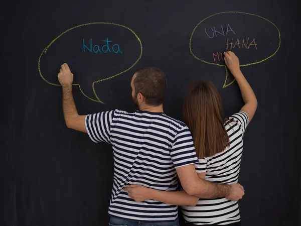 genç hamile çift onların doğmamış bebek için isim düşünmeye ve siyah bir kara tahta yazma