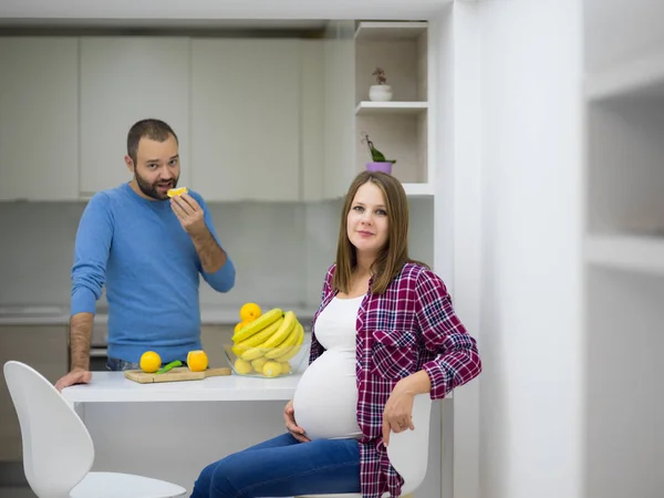 年轻怀孕夫妇烹调食物果子柠檬汁在厨房 生活方式健康怀孕幸福生活概念 — 图库照片