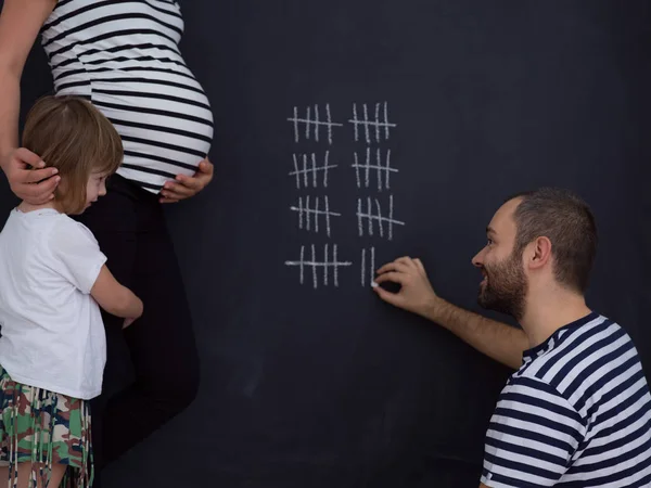 Giovane Coppia Incinta Con Carino Piccola Figlia Conti Settimana Gravidanza — Foto Stock