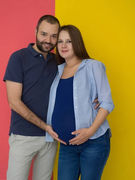 Mutlu Genç Bir Çift Hamile Eşi Karnı Tutan Adam Portresi — Stok fotoğraf