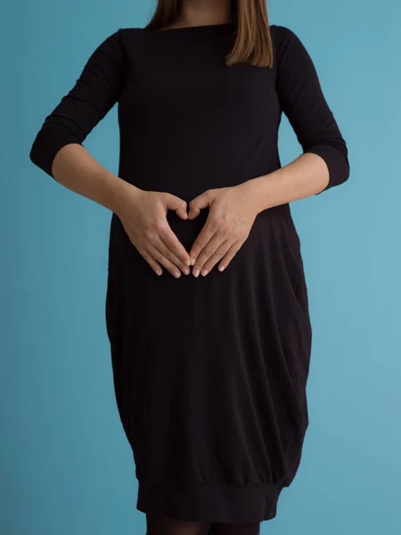 Portrett Lykkelig Gravid Kvinne Med Hender Magen Isolert Blå Bakgrunn – stockfoto