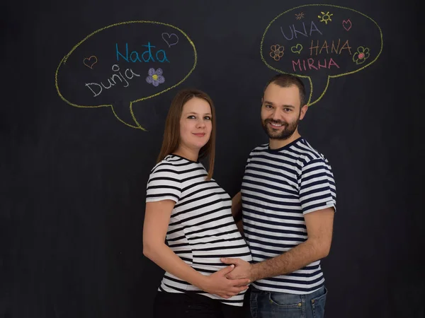 Retrato Marido Mujer Embarazada Posando Contra Pizarra Negra — Foto de Stock