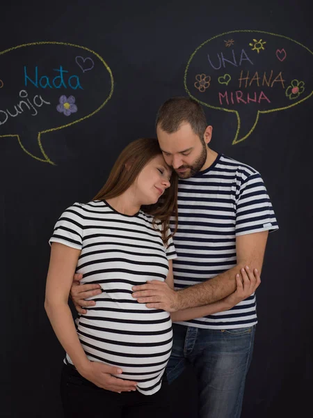 Portret Van Man Zwangere Vrouw Poseren Tegen Zwart Krijt Tekentafel — Stockfoto