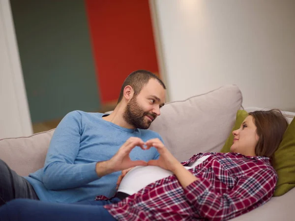 Gelukkig Man Zwangere Vrouw Toont Hart Tekenen Met Vingers Terwijl — Stockfoto