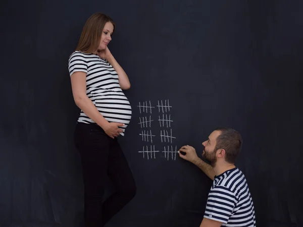 Joven Pareja Embarazada Cuenta Semana Embarazo Escribirlos Con Tiza Pizarra —  Fotos de Stock