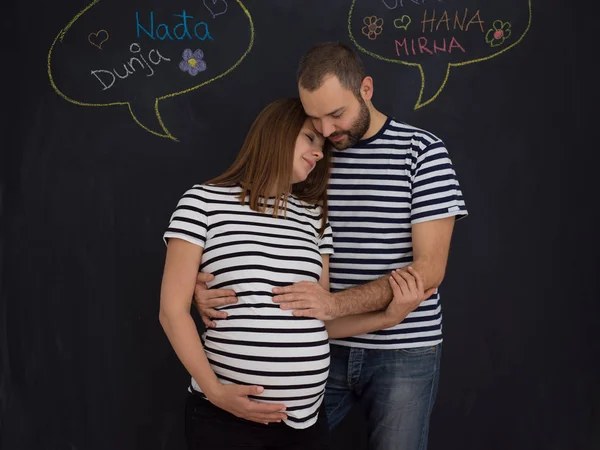 Portret Van Man Zwangere Vrouw Poseren Tegen Zwart Krijt Tekentafel — Stockfoto
