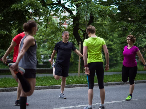 Zdrowy Zespół Biegaczy Rozgrzewający Się Rozciągający Parku Miejskim Przed Porannym — Zdjęcie stockowe