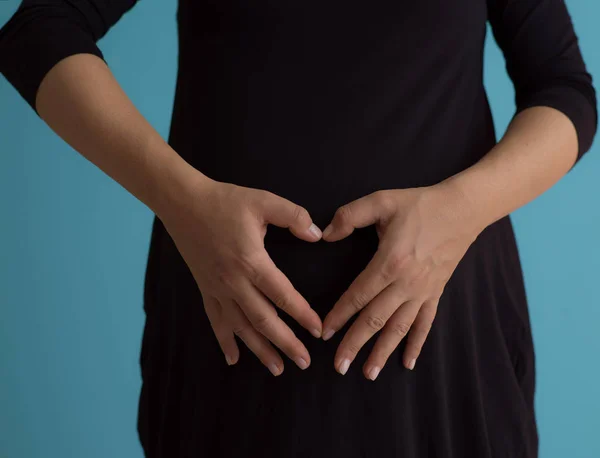 Πορτρέτο Του Ευτυχισμένη Έγκυος Γυναίκα Χέρια Στην Κοιλιά Που Απομονώνονται — Φωτογραφία Αρχείου