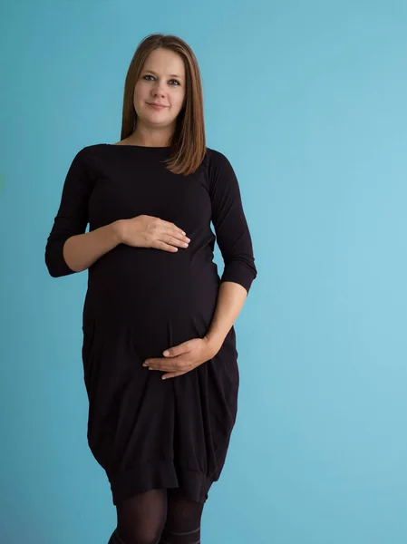 Porträtt Glad Gravid Kvinna Med Händerna Magen Isolerade Över Blå — Stockfoto