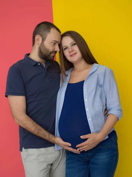 Porträt Eines Glücklichen Jungen Paares Mann Hält Seinen Schwangerschaftsbauch Isoliert — Stockfoto