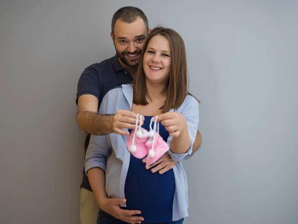 Jong Zwanger Koppel Houden Pasgeboren Baby Schoenen Geïsoleerd Een Witte — Stockfoto