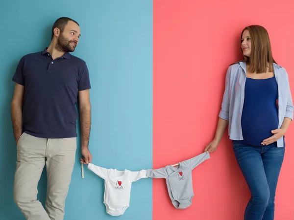 Mooie Zwangere Vrouw Haar Echtgenoot Verwachten Baby Baby Bodysuits Houden — Stockfoto